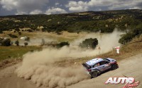 Dani Sordo al volante del Hyundai i20 WRC, durante el Rally de Italia/Cerdeña 2016, puntuable para el Campeonato del Mundo de Rallyes WRC 2016.