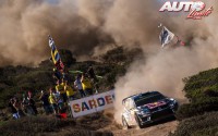Andreas Mikkelsen al volante del Volkswagen Polo R WRC, durante el Rally de Italia/Cerdeña 2016, puntuable para el Campeonato del Mundo de Rallyes WRC 2016.