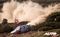 Thierry Neuville al volante del Hyundai i20 WRC, vencedor del Rally de Italia/Cerdeña 2016, puntuable para el Campeonato del Mundo de Rallyes WRC 2016.
