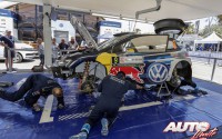 Equipo de mecánicos de Volkswagen Motorsport trabajando en un parque de asistencia durante el Rally de Italia/Cerdeña 2016.