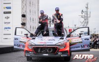 Thierry Neuville y Nicolas Gilsoul, vencedores del Rally de Italia/Cerdeña 2016 con el Hyundai i20 WRC.