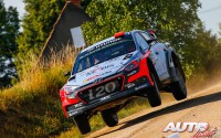 Dani Sordo al volante del Hyundai i20 WRC, durante el Rally de Polonia 2016, puntuable para el Campeonato del Mundo de Rallyes WRC 2016.