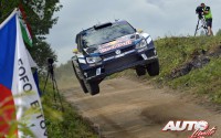 Andreas Mikkelsen al volante del Volkswagen Polo R WRC, vencedor del Rally de Polonia 2016, puntuable para el Campeonato del Mundo de Rallyes WRC 2016.