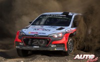 Hayden Paddon al volante del Hyundai i20 WRC, durante el Rally de Polonia 2016, puntuable para el Campeonato del Mundo de Rallyes WRC 2016.