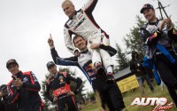 Ott Tänak fue felicitado al final del Rally de Polonia 2016 por el resto de los pilotos.