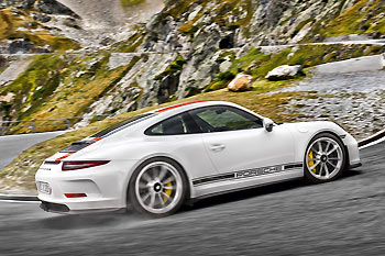04_Porsche-911-R-2016