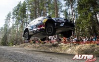 Andreas Mikkelsen al volante del Volkswagen Polo R WRC, durante el Rally de Finlandia 2016, puntuable para el Campeonato del Mundo de Rallyes WRC.