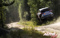 Hayden Paddon al volante del Hyundai i20 WRC, durante el Rally de Finlandia 2016, puntuable para el Campeonato del Mundo de Rallyes WRC.