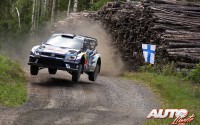 Sébastien Ogier al volante del Volkswagen Polo R WRC, durante el Rally de Finlandia 2016, puntuable para el Campeonato del Mundo de Rallyes WRC.
