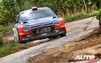 Dani Sordo al volante del Hyundai i20 WRC, durante el Rally de Alemania 2016, puntuable para el Campeonato del Mundo de Rallyes WRC.