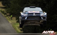 Andreas Mikkelsen al volante del Volkswagen Polo R WRC, durante el Rally de Alemania 2016, puntuable para el Campeonato del Mundo de Rallyes WRC.