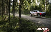Hayden Paddon al volante del Hyundai i20 WRC, durante el Rally de Finlandia 2016, puntuable para el Campeonato del Mundo de Rallyes WRC.