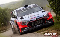 Thierry Neuville al volante del Hyundai i20 WRC, durante el Rally de Alemania 2016, puntuable para el Campeonato del Mundo de Rallyes WRC.