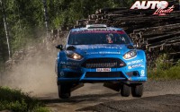 Elfyn Evans al volante del Ford Fiesta R5 WRC2, durante el Rally de Finlandia 2016, puntuable para el Campeonato del Mundo de Rallyes WRC2.