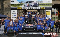 El equipo Volkswagen Motorsport sobre el podio del Rally de Alemania 2016, puntuable para el Campeonato del Mundo de Rallyes WRC.
