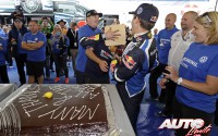 Jost Capito se despedía en el Rally de Alemania como Director de Volkswagen Motorsport (tras su fichaje por el equipo McLaren-Honda de F1). Durante el último parque cerrado, el piloto Jari-Matti Latvala le propinó un simpático tartazo de despedida, recordando el tartazo que le dio Capito cuando fue presentado como piloto del equipo Volkswagen en 2014.