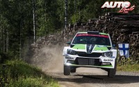 Pontus Tidemand al volante del Skoda Fabia R5 WRC2, durante el Rally de Finlandia 2016, puntuable para el Campeonato del Mundo de Rallyes WRC2.
