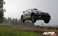 Andreas Mikkelsen al volante del Volkswagen Polo R WRC, durante el Rally de Finlandia 2016, puntuable para el Campeonato del Mundo de Rallyes WRC.
