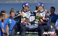 Sébastien Ogier y Julien Ingrassia celebran su triunfo en el Rally de Francia / Tour de Córcega 2016 a bordo del Volkswagen Polo R WRC.