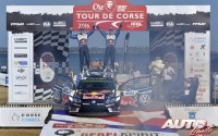 Sébastien Ogier y Julien Ingrassia celebran su triunfo en el Rally de Francia / Tour de Córcega 2016 a bordo del Volkswagen Polo R WRC.