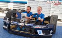 José Azevedo da Silva y Willy Verhoeven, mecánicos de Volkswagen Motorsport, durante una asistencia del Rally de España / Cataluna 2016.