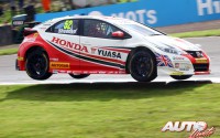 Gordon Shedden, al volante del Honda Civic Type-R 2000 BTCC, durante la prueba disputada en el circuito de Knockhill (Escocia), puntuable para el Campeonato Británico de Turismos "BTCC 2015".