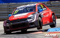 José María "Pechito" López, al volante del Citroën C-Elysée WTCC, durante la prueba del Campeonato del Mundo de Turismos "WTCC" 2016 disputada en el circuito urbano de Vila Real (Portugal).