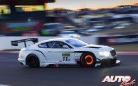 El Bentley Continental GT3 del equipo Bentley Team M-Sport, pilotado por Andy Soucek, Maximilian Buhk y Harold Primat, durante las 12 Horas de Bathurst 2015, disputadas en el circuito Mount Panorama (Australia).