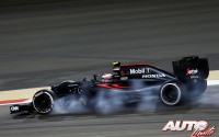 Jenson Button, al volante del McLaren-Honda MP4/31, durante el GP de Bahréin 2016, disputado en el circuito de Sakhir y puntuable para el Campeonato del Mundo de Fórmula 1.