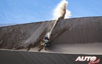 Sam Sunderland, a los mandos de la KTM 450 Rally Replica, durante la 4ª etapa del Rally Dakar 2017, disputada entre San Salvador de Jujuy (Argentina) y Tupiza (Bolivia).