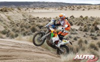 Laia Sanz, a los mandos de la KTM 450 Rally Replica, durante la 8ª etapa del Rally Dakar 2017, disputada entre Uyuni (Bolivia) y Salta (Argentina).