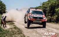 Nasser Al-Attiyah, al volante del Toyota Hilux V8 4x4, durante la 2ª etapa del Rally Dakar 2017, disputada entre Resistencia y San Miguel de Tucumán (Argentina).