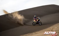 Sam Sunderland, a los mandos de la KTM 450 Rally Replica, durante la 4ª etapa del Rally Dakar 2017, disputada entre San Salvador de Jujuy (Argentina) y Tupiza (Bolivia).