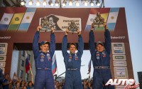 Eduard Nikolaev, Evgeny Yakovlev y Vladimir Rybakov, celebrando su victora en la categoría de camiones del Rally Dakar 2017.