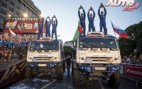 Los Kamaz 4326 de Eduard Nikolaev (nº 505) y Dmitry Sotnikov (nº 513) en el podio de camiones del Rally Dakar 2017, celebrado en Buenos Aires (Argentina).