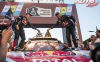 Stéphane Peterhansel y su copiloto Jean Paul Cottret exhibiendo el trofeo de vencedores en la catergoría de coches del Rally Dakar 2017.