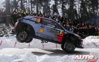 Thierry Neuville, al volante del Hyundai i20 Coupé WRC, durante el Rallye de Suecia 2017, puntuable para el Campeonato del Mundo de Rallyes WRC.