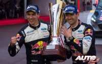 Sébastien Ogier y Julien Ingrassia recogiendo el trofeo de vencedores en el Rally de Montecarlo 2017, primera prueba puntuable para el Campeonato del Mundo de Rallies WRC 2017.