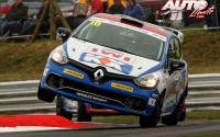 Ant Whorton-Eales, al volante del Renault Clio Cup, durante una prueba de la Copa Británica "Renault Clio Cup" 2014.