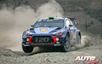 Hayden Paddon, al volante del Hyundai i20 Coupé WRC, durante el Rallye de México 2017, puntuable para el Campeonato del Mundo de Rallyes WRC.