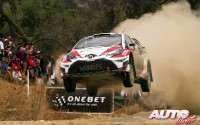 Jari-Matti Latvala, al volante del Toyota Yaris WRC, durante el Rallye de México 2017, puntuable para el Campeonato del Mundo de Rallyes WRC.