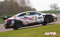 Aron Smith, al volante del Volkswagen Passat CC NGTC BTCC, durante la prueba disputada en el circuito de Donington Park (Inglaterra), puntuable para el Campeonato Británico de Turismos "BTCC" 2014.
