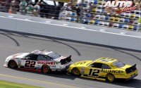 Brad Keselowski (Ford Mustang nº 22) y Sam Hornisch Jr (Ford Mustang nº 12) disputando una apretada posición en la prueba disputada en el circuito de Daytona Beach (California), puntuable para el campeonato americano "NASCAR Nationwide Series" 2013.
