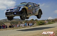 Andreas Mikkelsen, al volante del Volkswagen Polo R WRC, durante el Rally de México 2015, puntuable para el Campeonato del Mundo de Rallies "WRC".