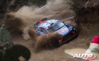 Hayden Paddon, al volante del Hyundai i20 Coupé WRC, durante el Rallye de México 2017, puntuable para el Campeonato del Mundo de Rallyes WRC.