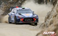 Hayden Paddon, al volante del Hyundai i20 Coupé WRC, durante el Rallye de México 2017, puntuable para el Campeonato del Mundo de Rallyes WRC.