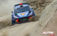 Thierry Neuville, al volante del Hyundai i20 Coupé WRC, durante el Rallye de México 2017, puntuable para el Campeonato del Mundo de Rallyes WRC.