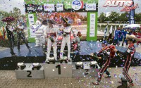 Podio del Rally de México 2017. De izquierda a derecha: Julien Ingrassia y Sébastien Ogier (Ford), Kris Meeke junto a Paul Nagle (Citroën) y Nicolas Gilsoul con Thierry Neuville (Hyundai).
