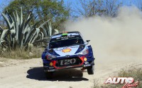 Hayden Paddon, al volante del Hyundai i20 Coupé WRC, durante el Rallye de Argentina 2017, puntuable para el Campeonato del Mundo de Rallies WRC.