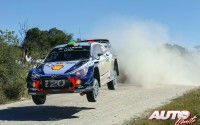 Hayden Paddon, al volante del Hyundai i20 Coupé WRC, durante el Rallye de Argentina 2017, puntuable para el Campeonato del Mundo de Rallies WRC.